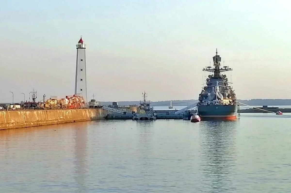    Грузовое судно село на мель в акватории Невы