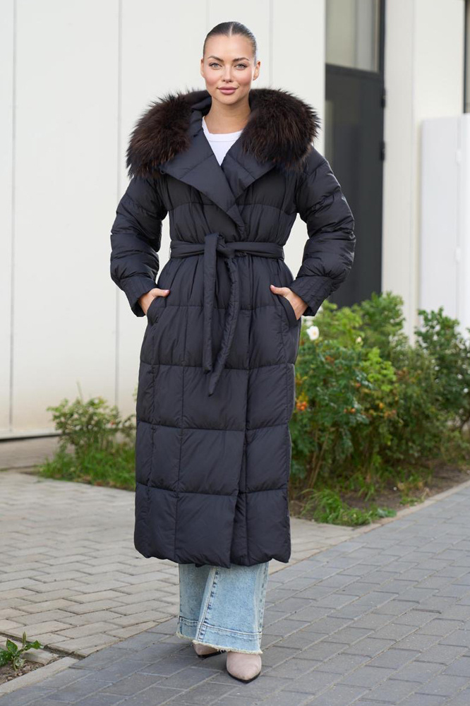 Пуховик длины макси от Mixdress
Макси-длина остаётся актуальным трендом. Она позволяет создавать разнообразные образы, начиная от классических до спортивных и гранжевых стилей. Оптимальные фасоны — это А-силуэт и умеренный оверсайз. Подходящей обувью для такого типа пуховика являются массивные пары, подчёркивающие общий стиль.