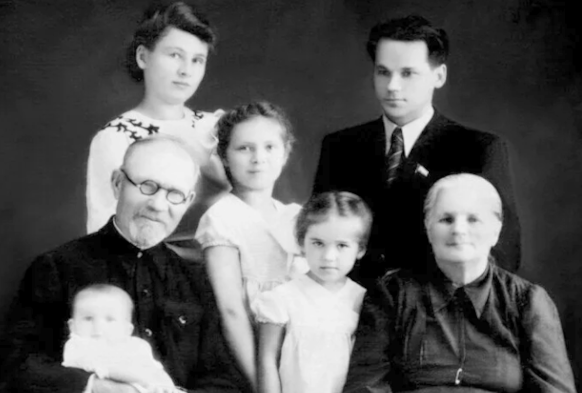 семья Калашникова: он с женой и детьми и отчим с матерью