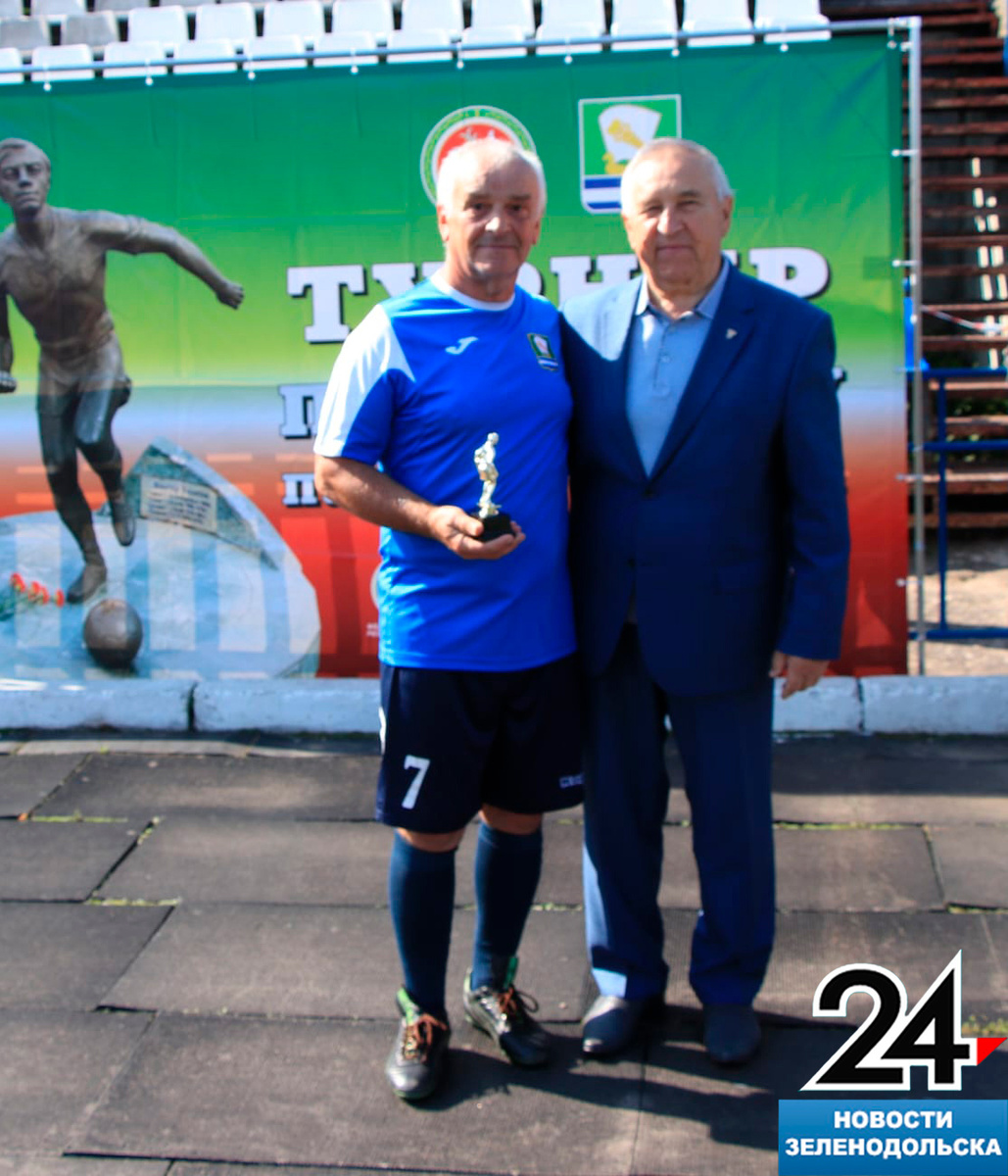 Лучшим игроком турнира среди зеленодольцев стал Валерий Терентьев. Награду вручил председатель Федерации футбола РТ Александр Гусев
