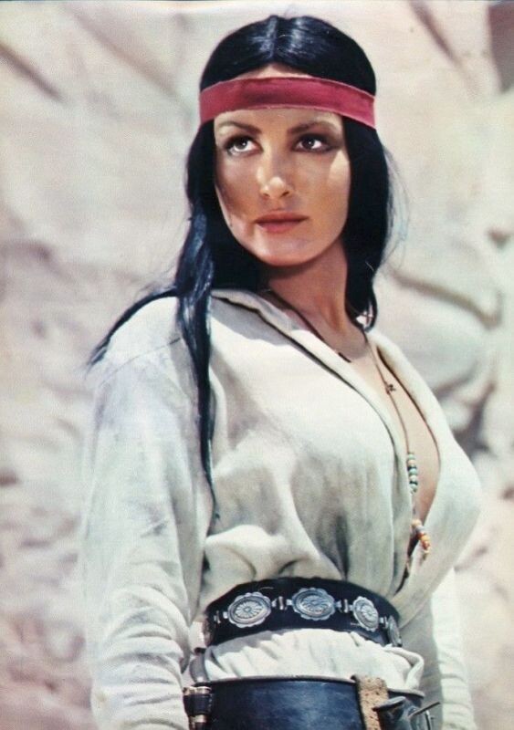   Джулия Ньюмар в роли Хеш-ке в фильме «Золото Маккенны»