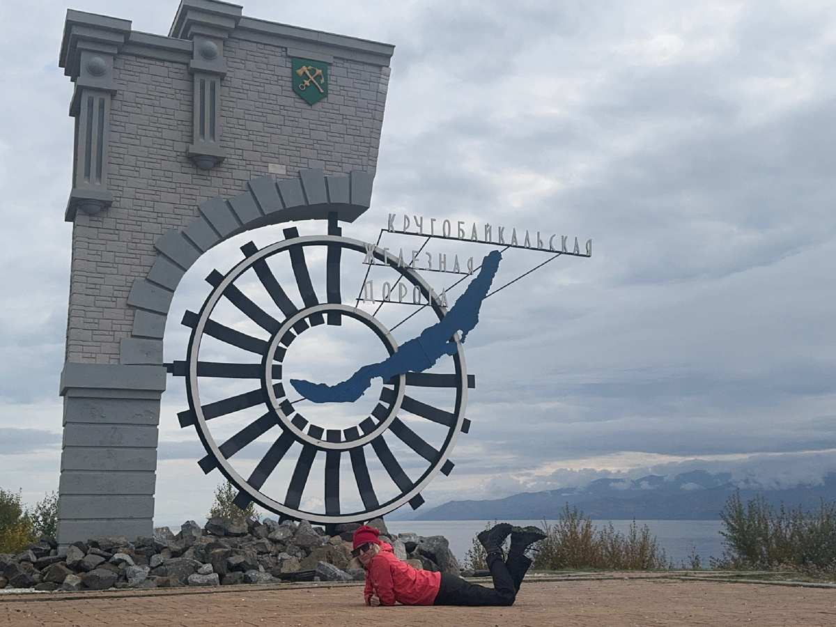 Памятник 2013 года, достаточно новое сооружение, но для старта нам понравилось, сразу спуск к Байкалу, чтобы поздороваться)))