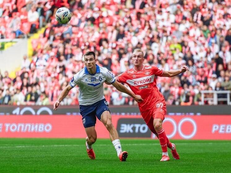     Владимир Игнатенко и игрок москвичей Даниил Денисов. Фото: ПФК «Крылья Советов»