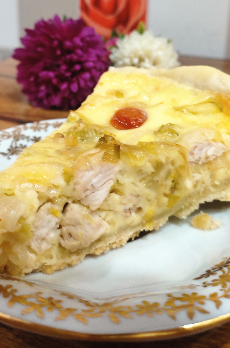 Пирог с курицей и луком пореем (фото ещё теплого пирога)