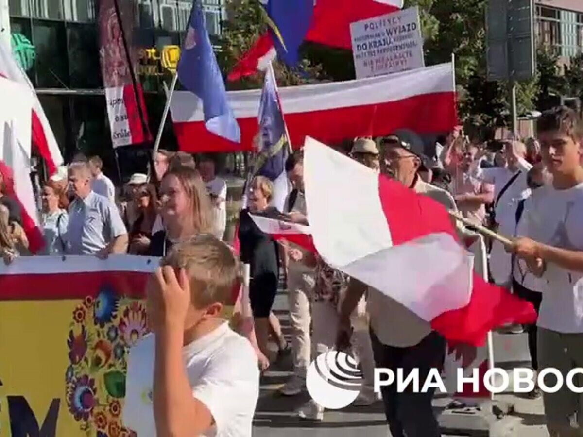    Протесты против втягивания Польши в боевые действия на Украине в центре Варшавы© РИА Новости