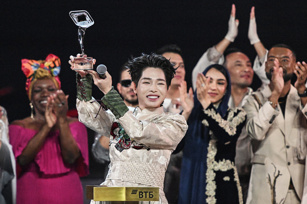 Победитель «Интервидения-2025» певец Дык Фук (Вьетнам) после церемонии награждения  