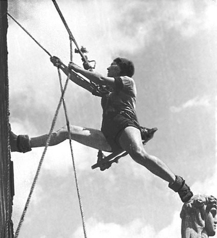 Альпинисты работают над укрытие куполов и шпилей Ленинграда