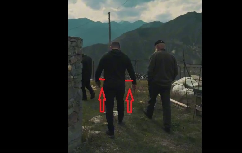 На фото кажется, что у Вадима, как у ковбоя, два револьвера по бокам. Но их там - нет! Справа человек с обычной походкой (руки прижаты к телу). 