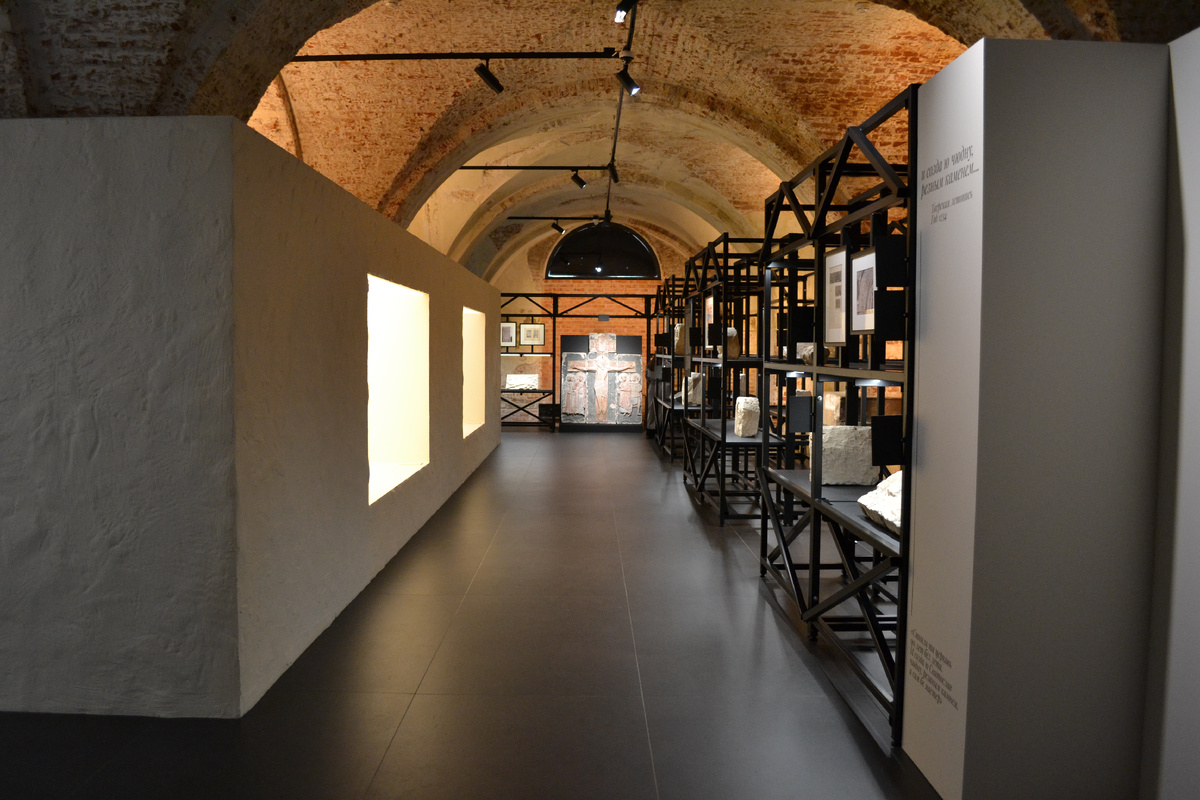 Все фото в публикации: Москва, Воздвиженка. Государственный музей архитектуры им. Щусева, флигель "Руина". Выставка: "Белый храм. История Георгиевского собора "и созда ю чюдну, резным камнем". Фото автора