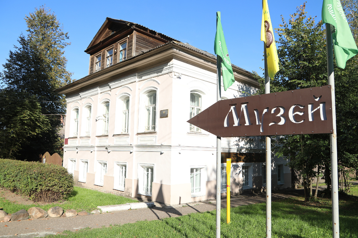 Стрелка-указатель. Так же можно увидеть 2-х этажное здание-музей, дом купца Вагина.