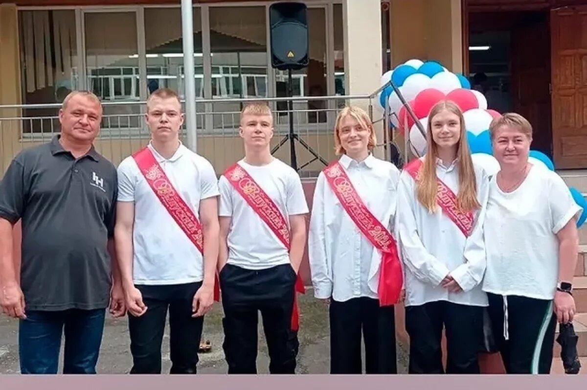    Семья Граховских на последнем звонке. Слева направо: Папа Сергей, Владимир, Дмитрий, Александра, Мария, мама Юлия