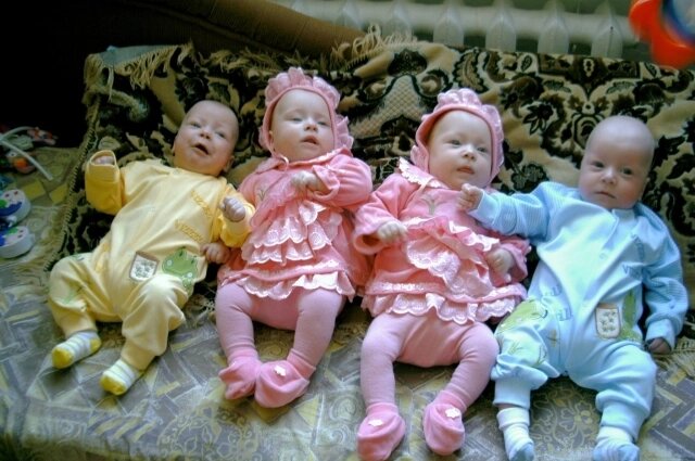    Четверняшки в первые месяцы жизни Фото: Личный архив семьи