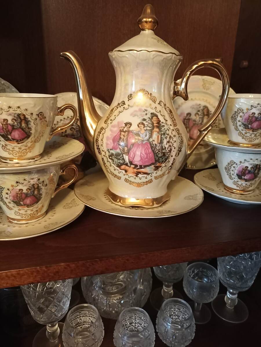 Мама очень гордится этим сервизом из тончайшего фарфора