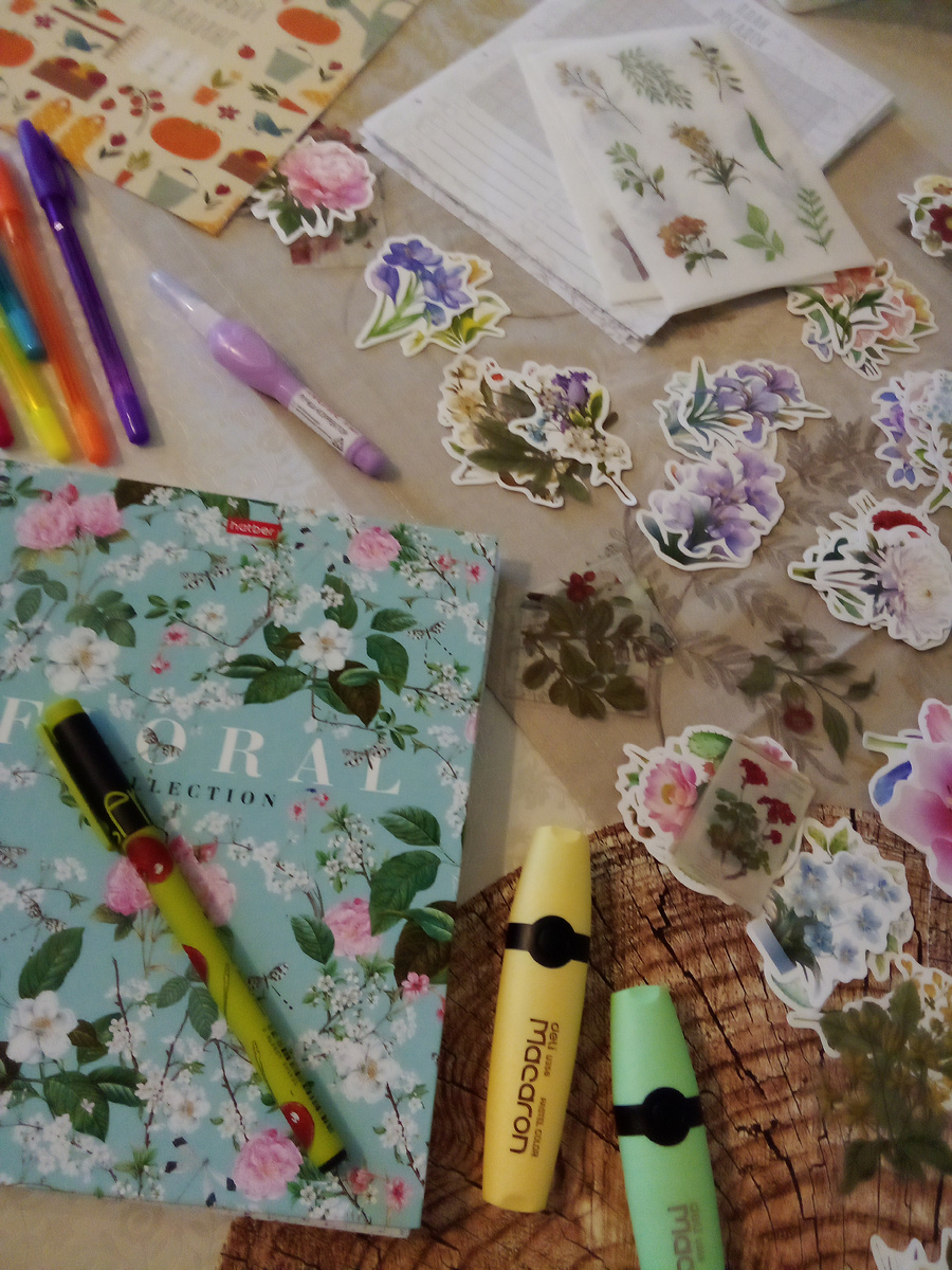 В статье все фото авторские. Посмотрите, ну какая красота? Я ведь со школы фанат всякой красивой канцелярии)))