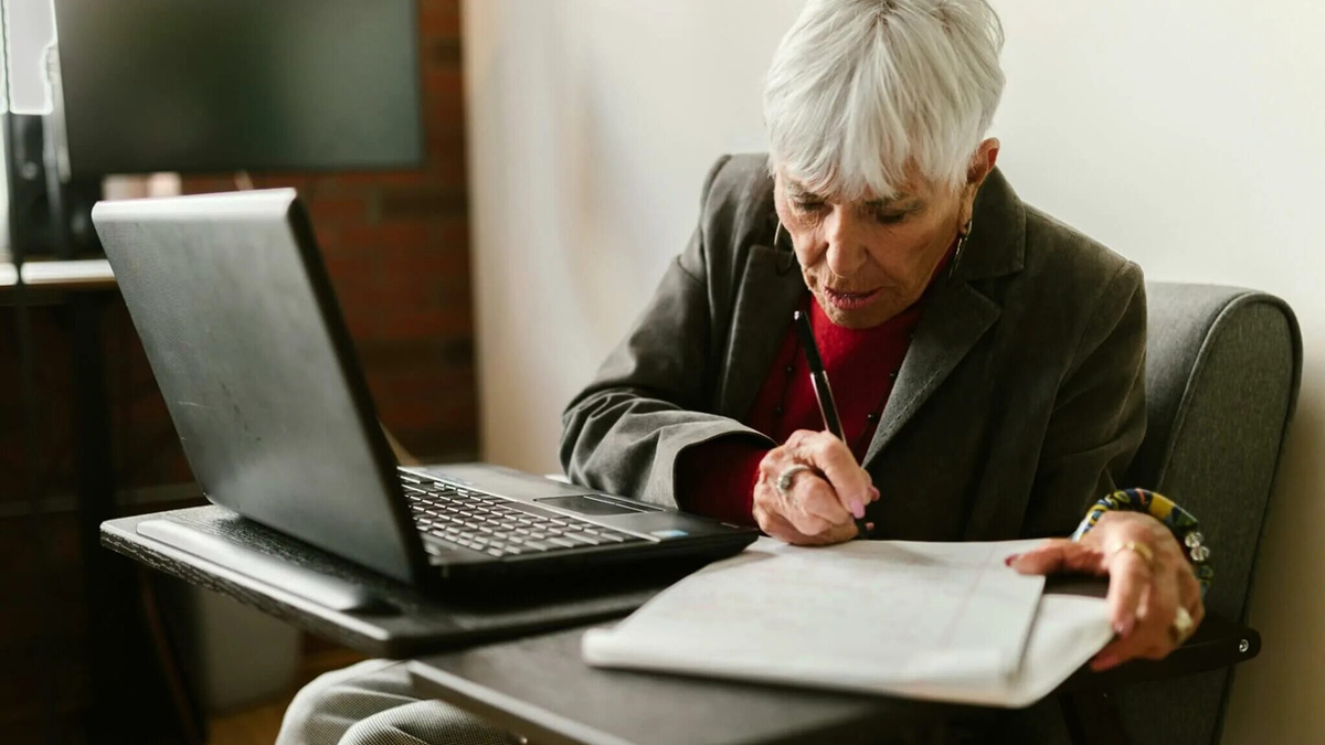 Пенсионер вышел на работу: нужно сообщить в Соцфонд, чтобы не оказаться должником