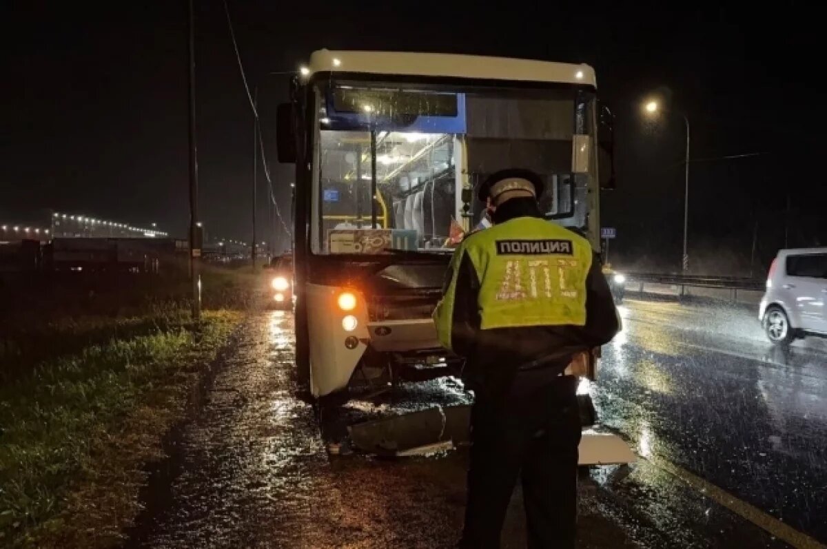    Водитель легковушки пострадал в столкновении с автобусом под Первоуральском
