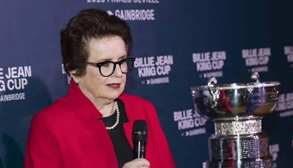    Легенда мирового тенниса Билли Джин Кинг с трофеем имени себя / Фото: Фото: billiejeankingcup.com