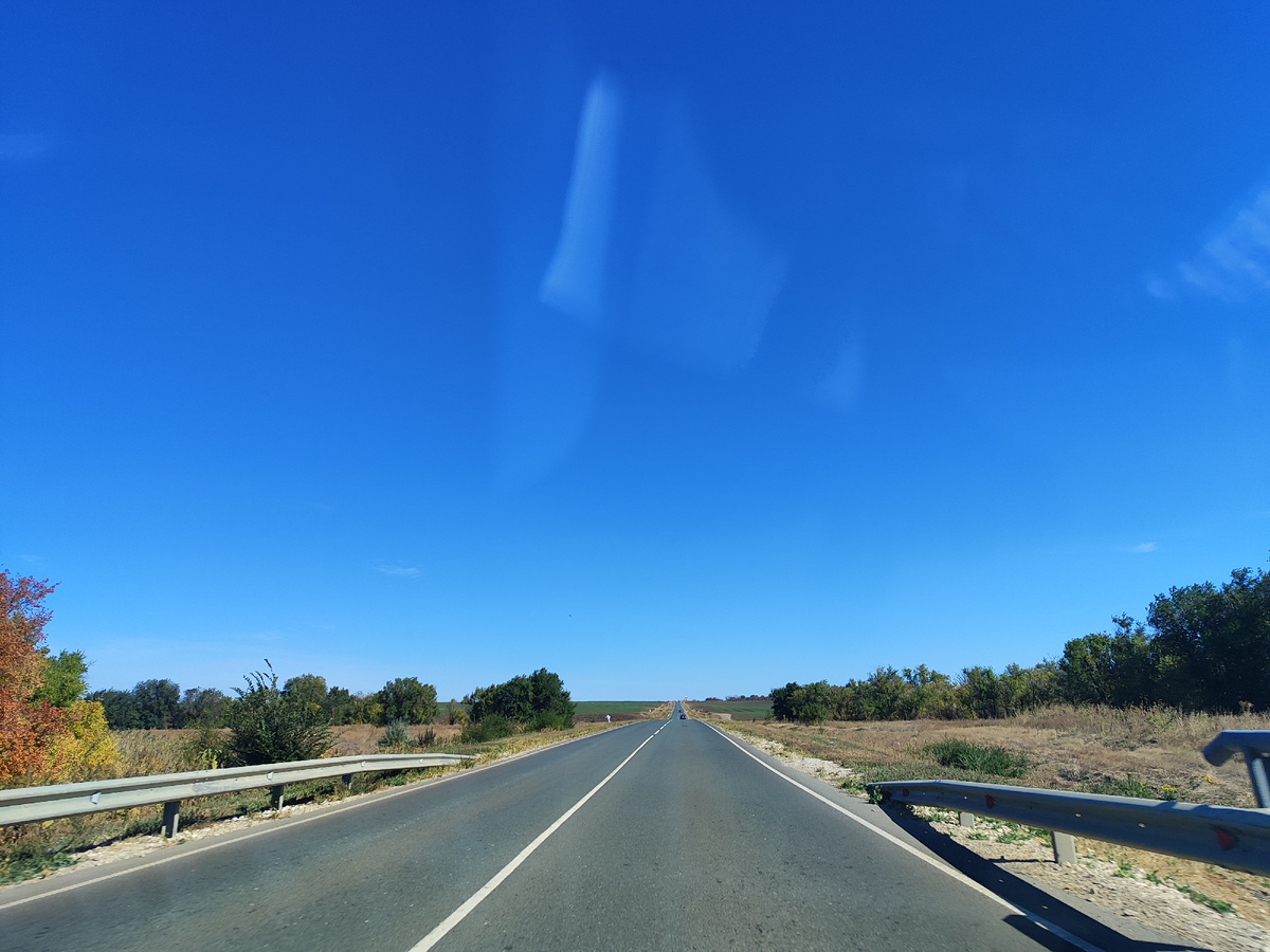 За городом.