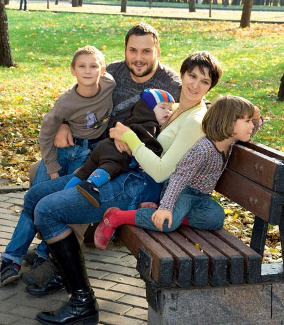 Олеся Железняк с мужем и детьми