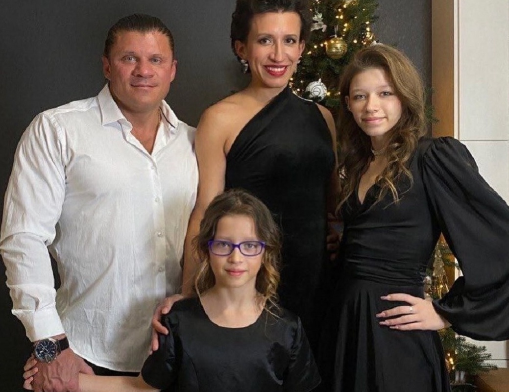 Елена Борщёва, её муж Валерий Юшкевич и их дочери Марта и Ума