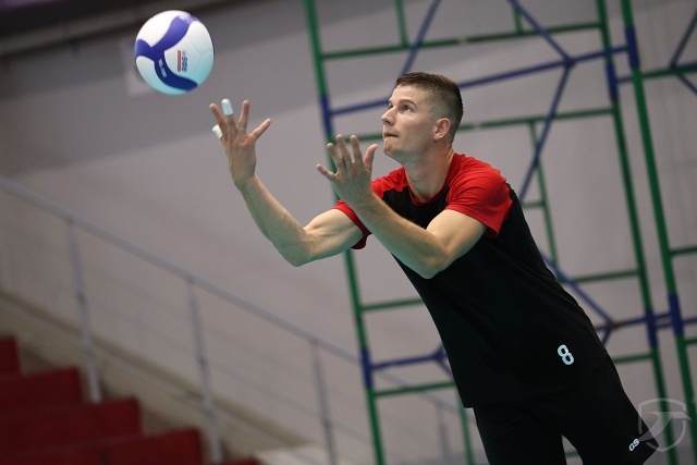    Павел Железняков - лидер \