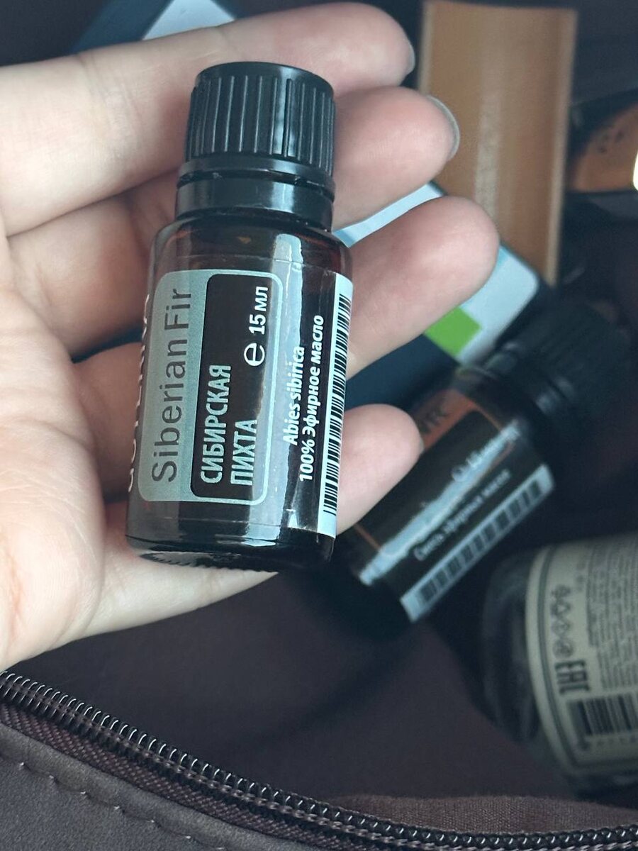 Видите? Не вру!) Вон на фоне сколько масел в сумке)