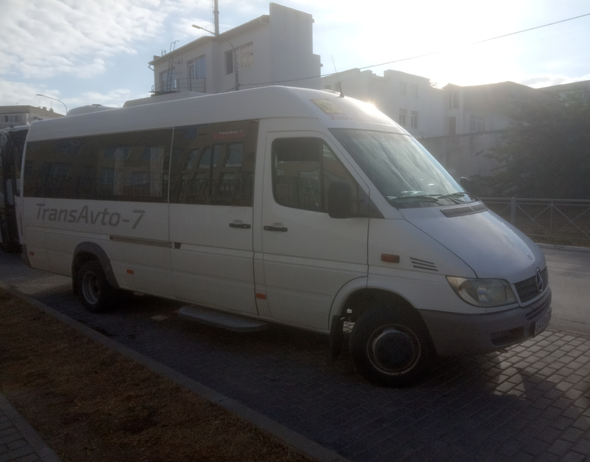 Моя фотка: заказной микроавтобус Луидор-223214 на улице Павла Корчагина в Севастополе (2025)
