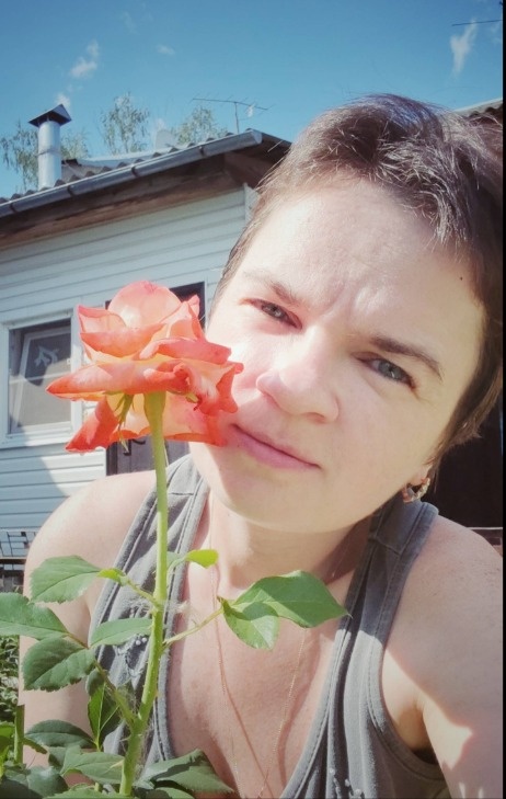 Спасибо, Ольга! Была и у меня такая роза. Жаль пропала. Но в Ваших руках, уверенна, она будет жить долго. Потому что вижу, что на солнышке растет. Моя в полутени долго не прожила. Спасибо за фото в свете солнышка). Сейчас это очень кстати и нужно!