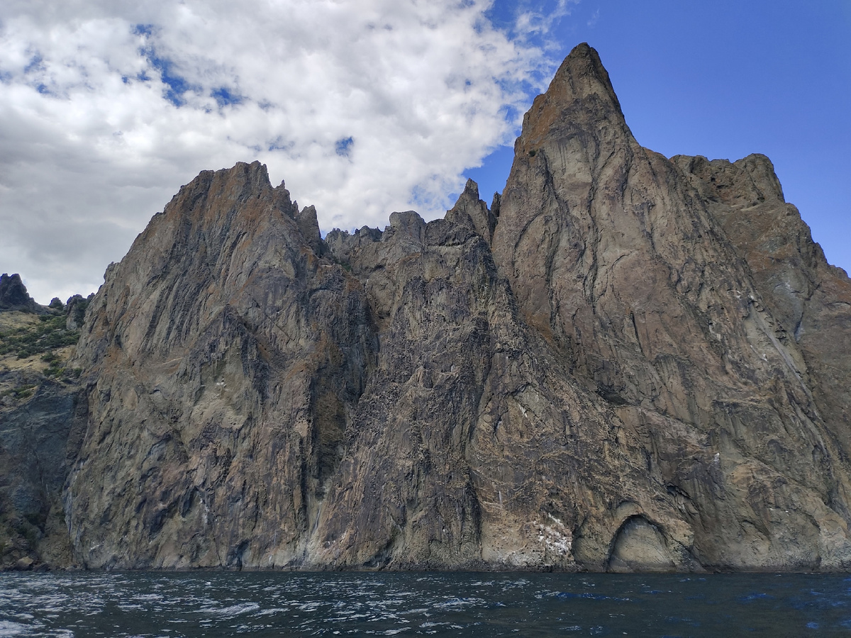 Скала Маяк (высокая справа) с моря