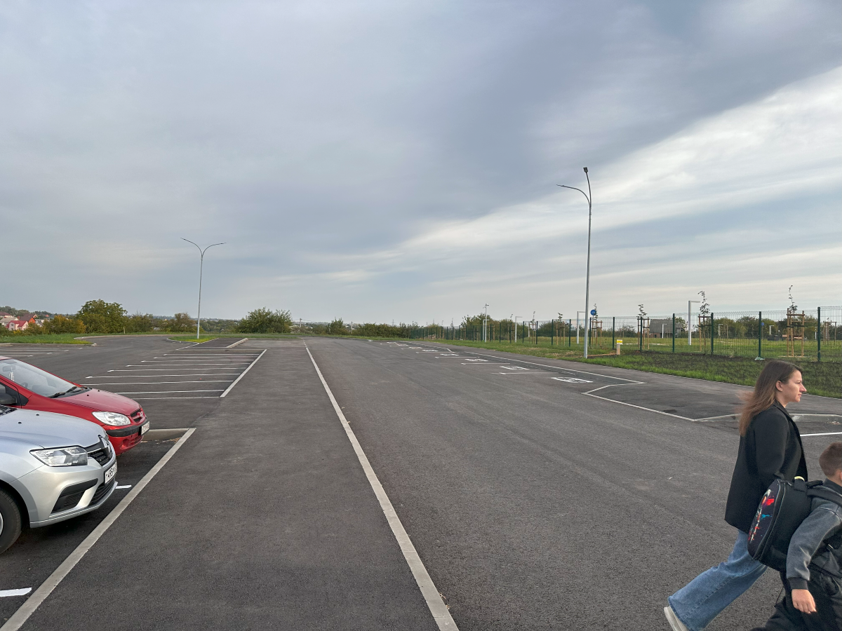Парковка около школы