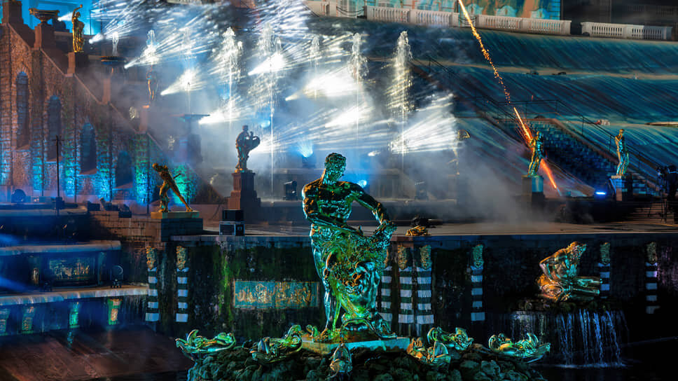 Фонтан «Самсон» во время светового шоу.📷Фото: Алексей Смагин / Коммерсантъ