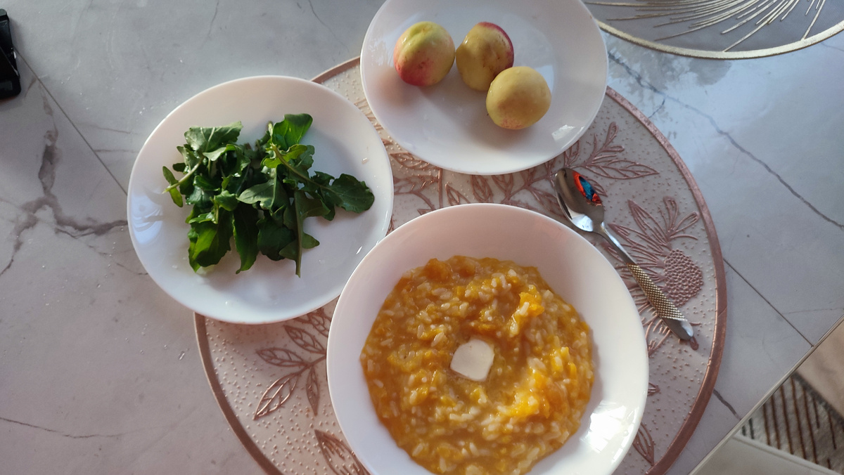 Завтрак: каша рисовая с тыквой, зелень, фрукты