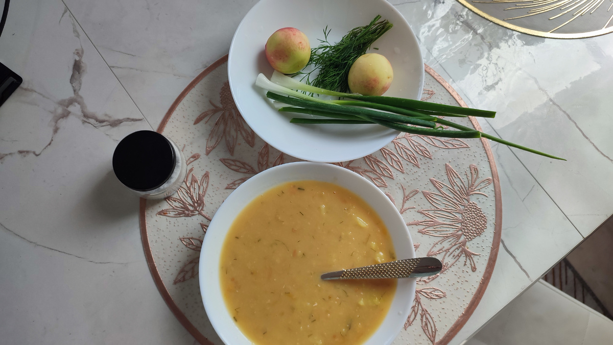 Обед: гороховый суп, зелень, фрукты