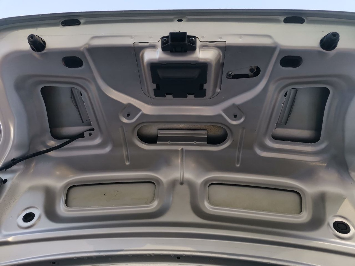 Автомобиль настолько бюджетен, что даже не имеет на крышке багажника никакой шумоизоляции и обшивки