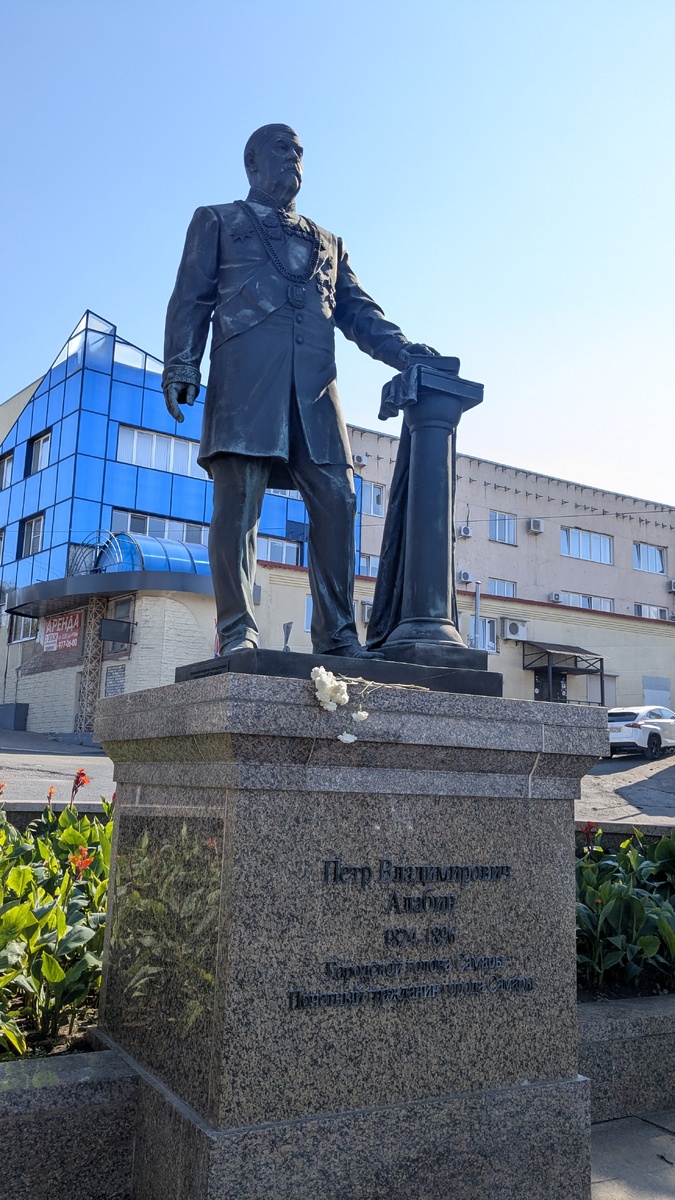 П.В. Алабин в окружении прекрасных городских цветов. Фото из личного архива автора.