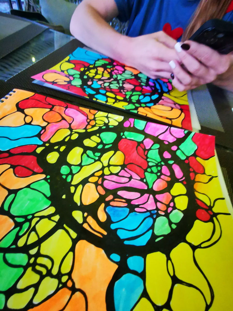 Добрый день мои дорогие! #памятка #оважном Что происходит с вами после сесии? В течение 21 дня после сессии нейрографики в общем любой человек проходит через несколько этапов внутренних измененийи для, каждого он очень индивидуален:Первые дни (1-7 дней):Появляется ощущение большей ясности в отношении своей проблемыСнижается эмоциональное напряжение по поводу волнующей ситуацииВозникают новые мысли и идеи по прорабатываемой темеУлучшается общее психоэмоциональное состояниеСредняя фаза (8-14 дней):Становятся заметны первые внешние изменения в ситуацииПоявляется больше энергии и мотивацииУлучшается способность видеть альтернативные и креативные решенияСнижается уровень тревожностиЗаключительный этап (15-21 день):Закрепляются новые нейронные связиМеняется отношение к проблеме в целом Появляются конкретные желание и далее результаты видны в жизниВозникает чувство уверенности в своих силах, так ты и сам пришёл и понял эту работу, всё начинается с себя! Основные внутренние ощущения:Большее принятие себя и ситуации Снижение сопротивления изменениям абсолютно верное и самое правильное решение! Появление новых инсайтов и озарений, ты будто видишь всё в 3 D  и как будто ушла пелена. Улучшение эмоционального фона в целом ты становишься просто радостным Рост осознанности в отношении своих чувств и желанийВажно отметить, что эти изменения происходят постепенно и могут варьироваться в зависимости от индивидуальных особенностей человека и глубины проработки запроса.#личностныйрост #семья #сессия #ЕлисейГлинский #нейрографика #нейродневник #наставник