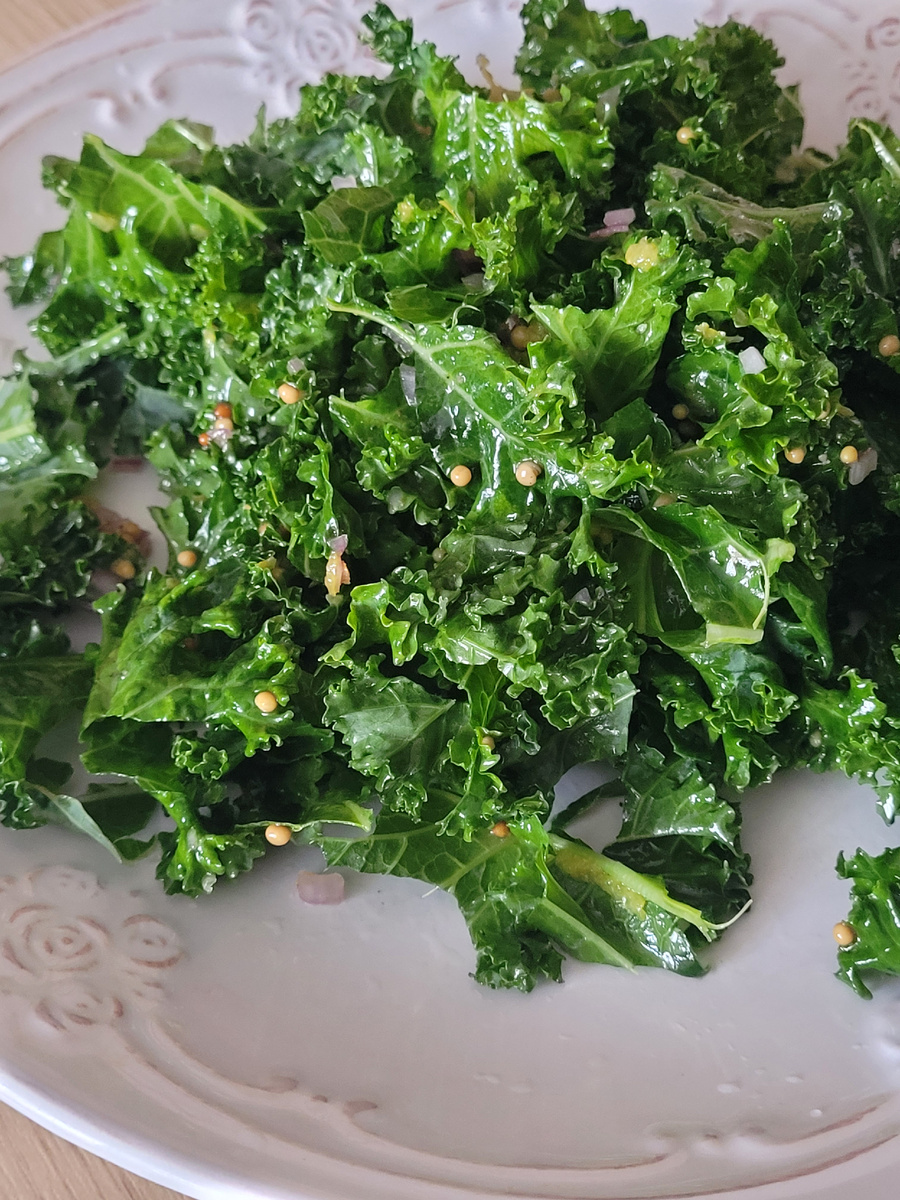 Листья кейла в заправке, ссылка на заправку в конце рецепта. 