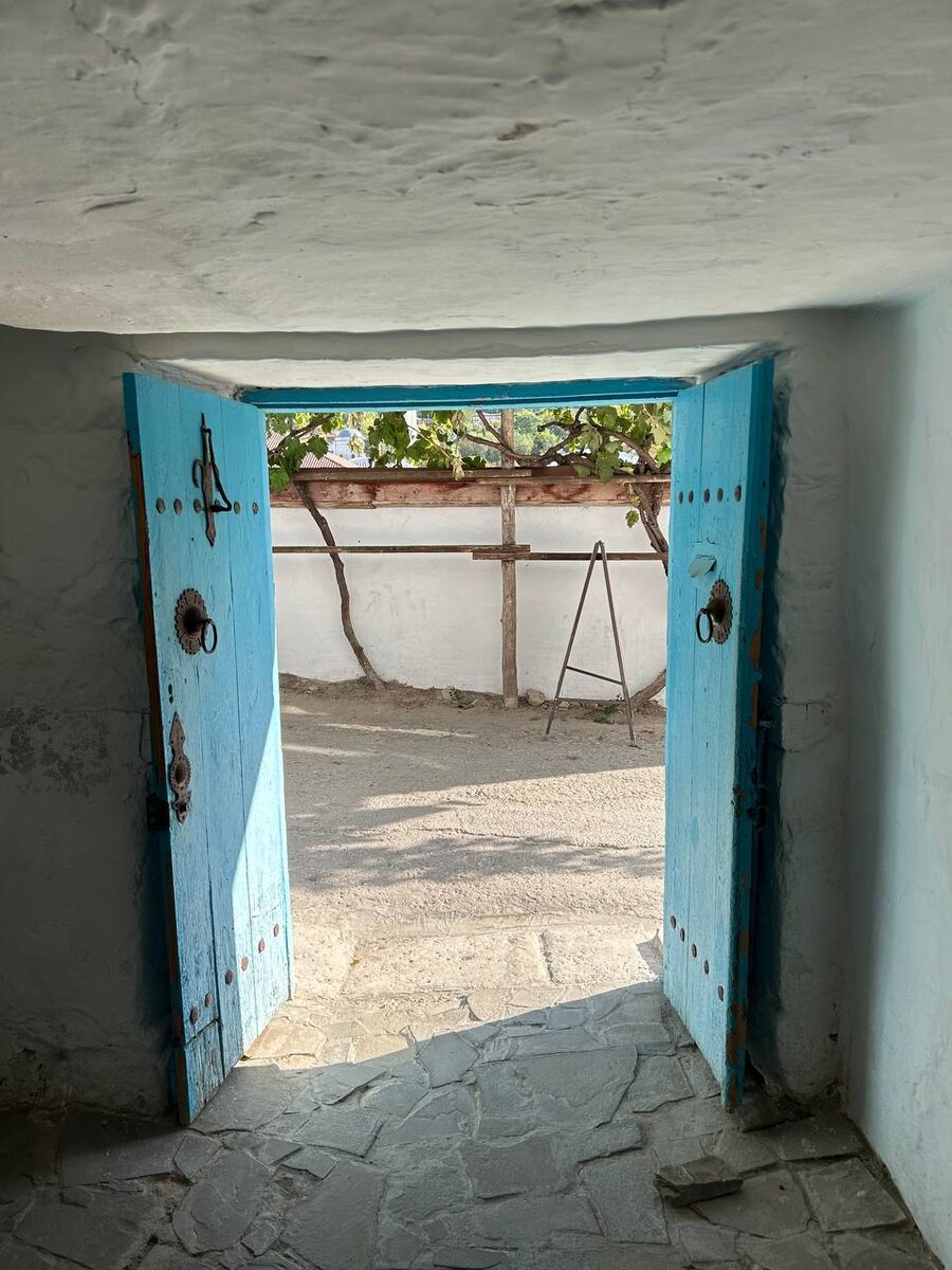 ищите синие ворота, чтобы легко найти кофейню.