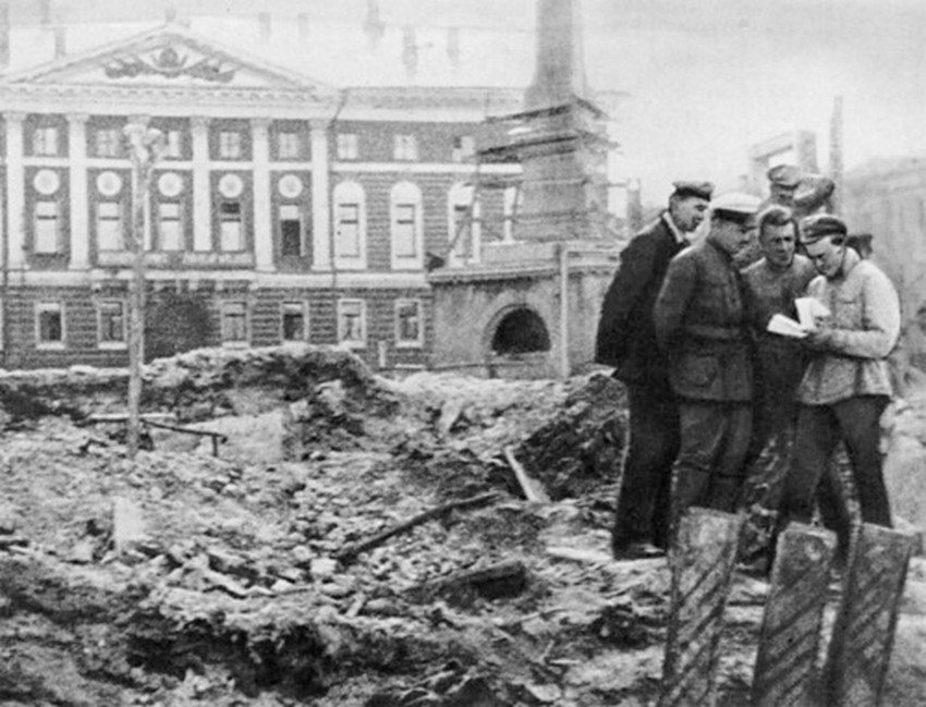 1918. Строительсто монумента