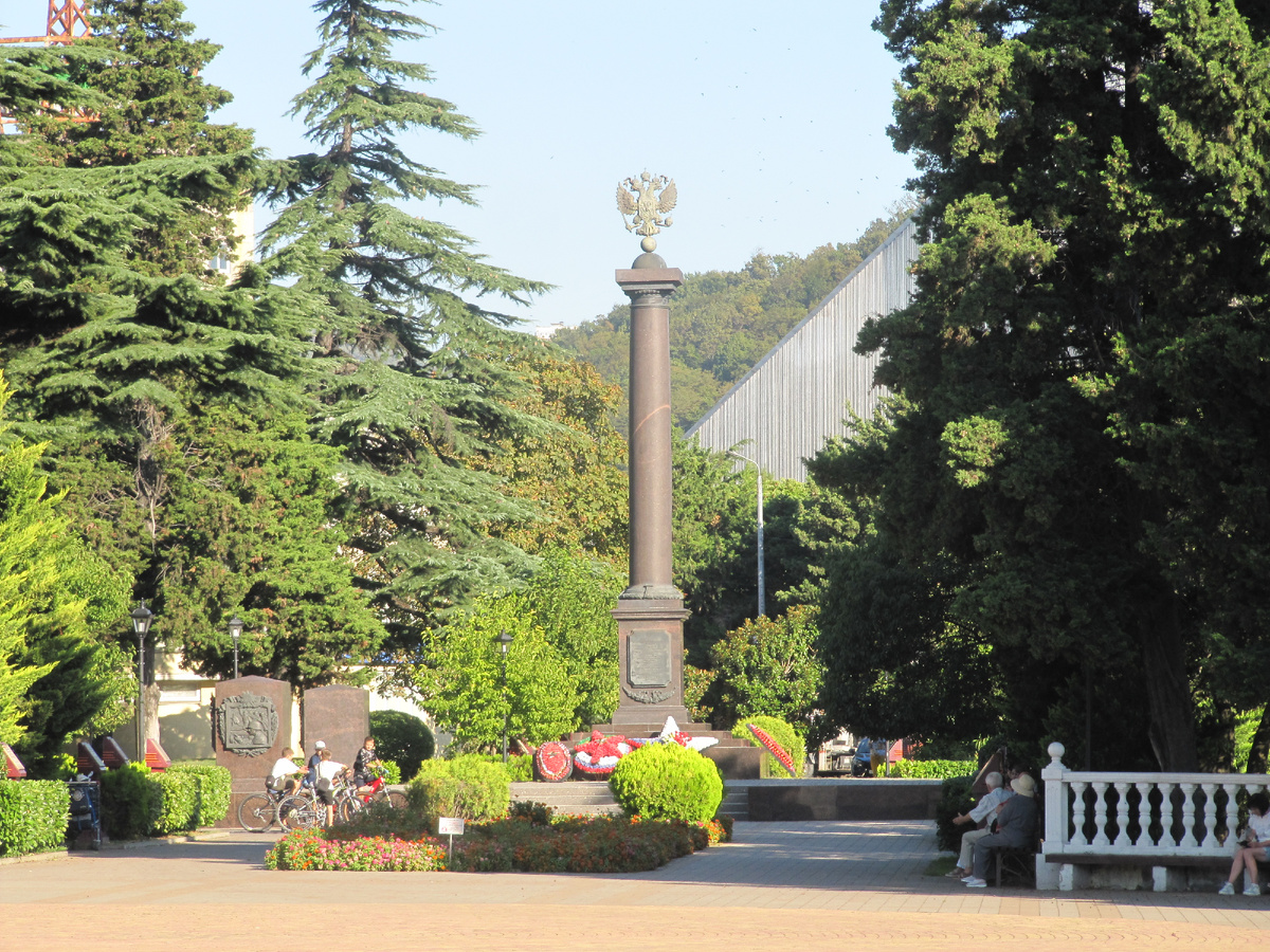 Типовая стела "Город воинской славы" рядом с туапсинским портом