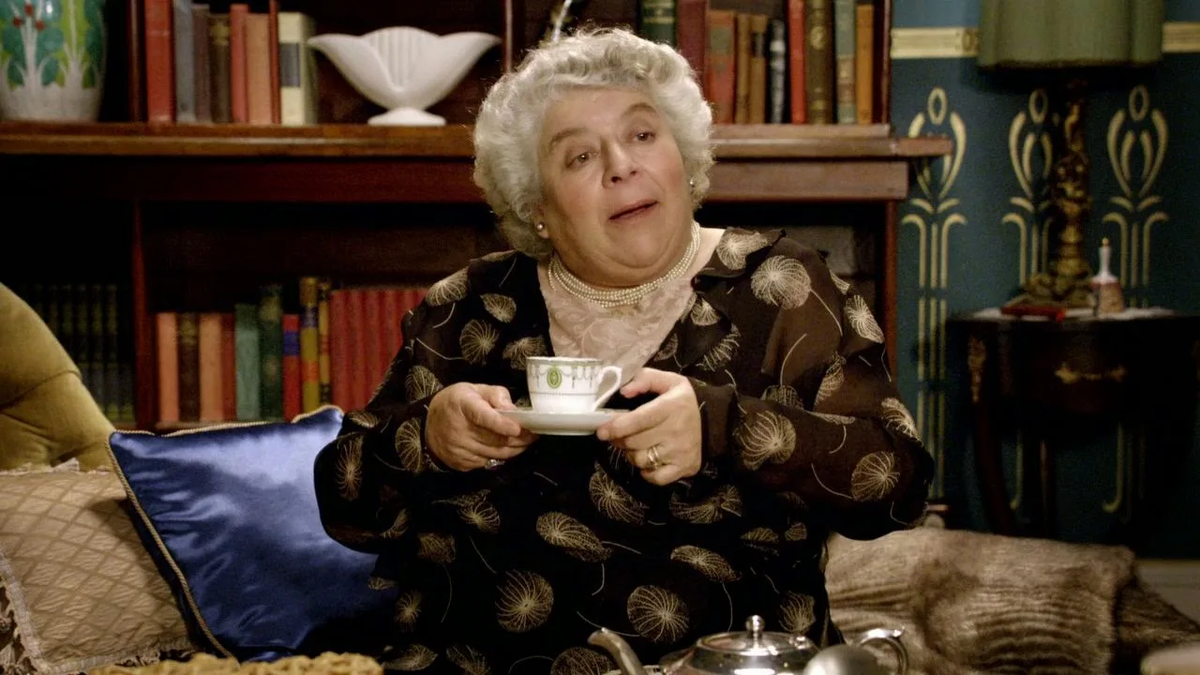 Тётя Пруденс в гостиной мисс Фишер