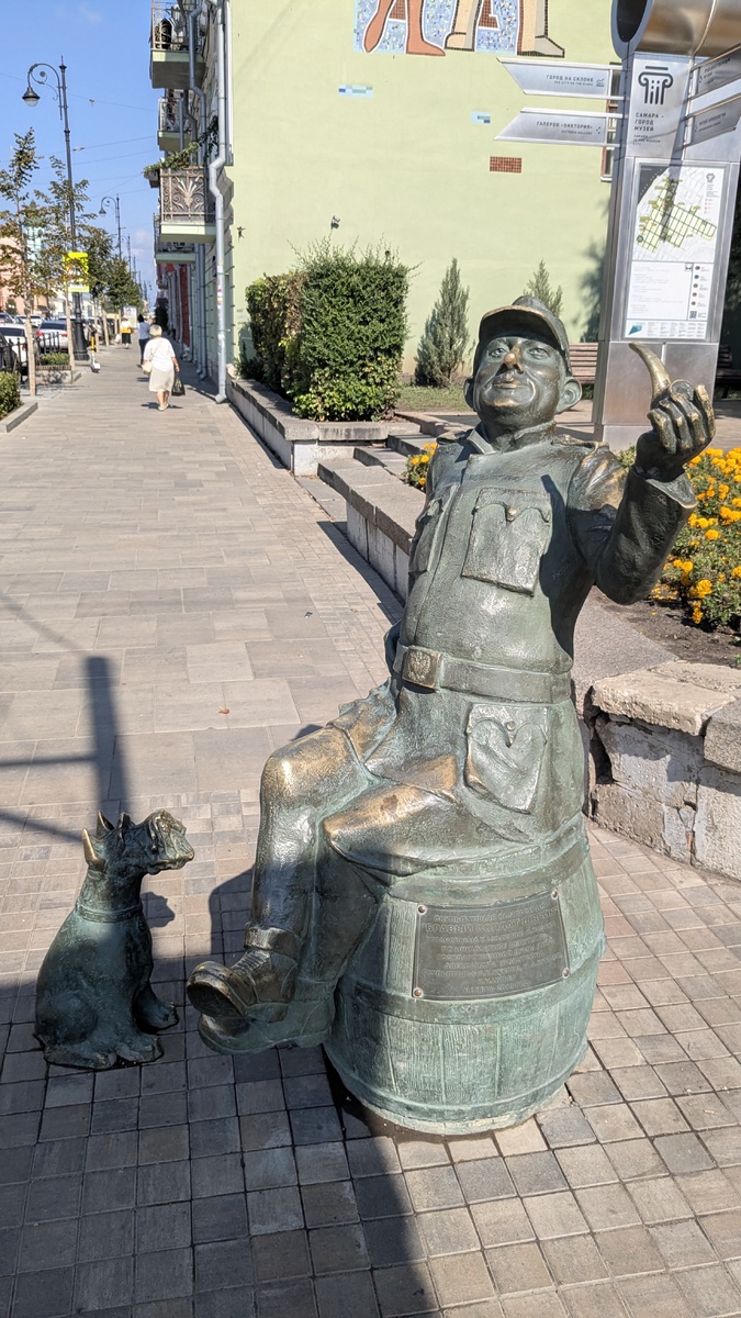 Бравый солдат Йозеф Швейк на ул. Куйбышева.