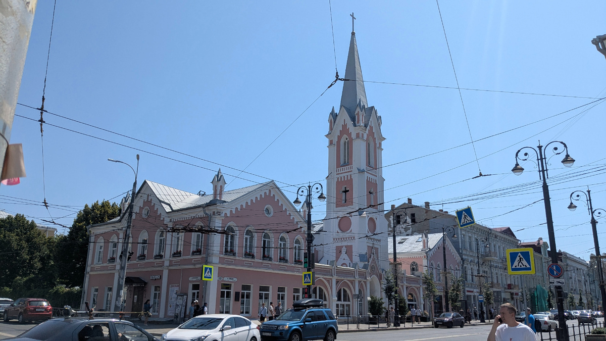 Лютеранская кирха Святого Георга на пересечении улиц Куйбышева и Некрасовской.