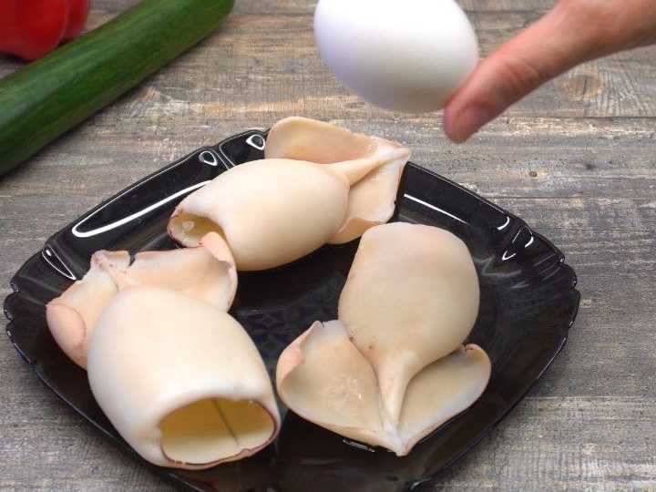 5 минут и шедевр готов: лучший салат с кальмаром для любого случая