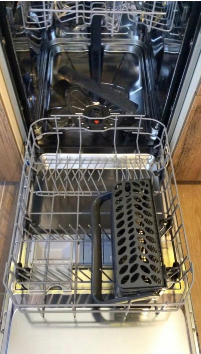 Она была встраиваемая и изнутри выглядела примерно вот так (я нашла похожую в интернете).