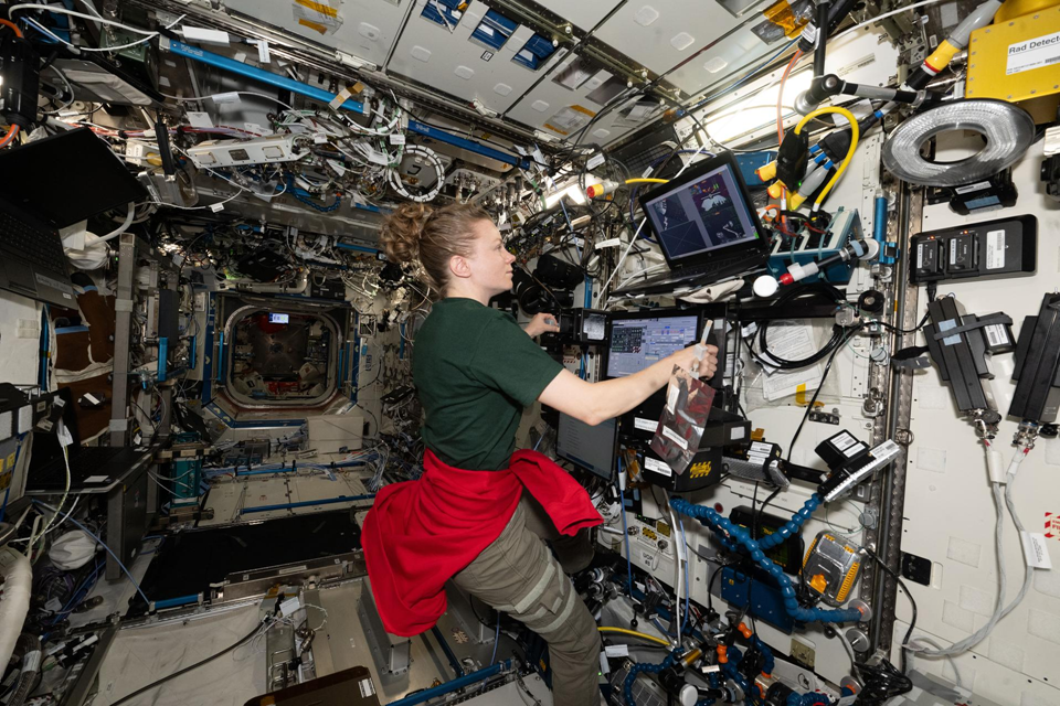 Зена Кардман проводит тренировку по захвату ГКК Cygnus XL с помощью тренажера RoBOT. Фото: nasa.blog.com