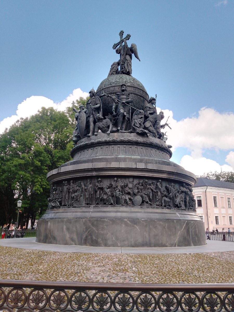 Памятник "Тысячелетие России" в Великом Новгороде.
