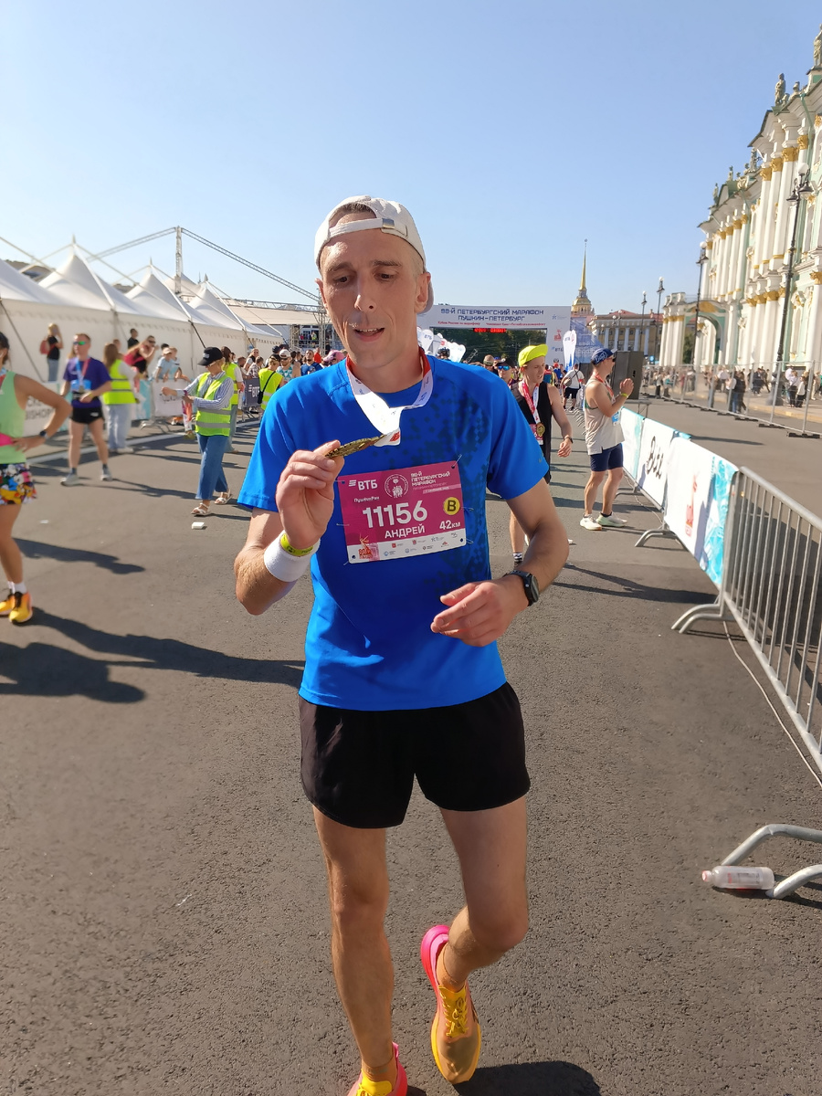 Рассматриваю медаль. Красивое