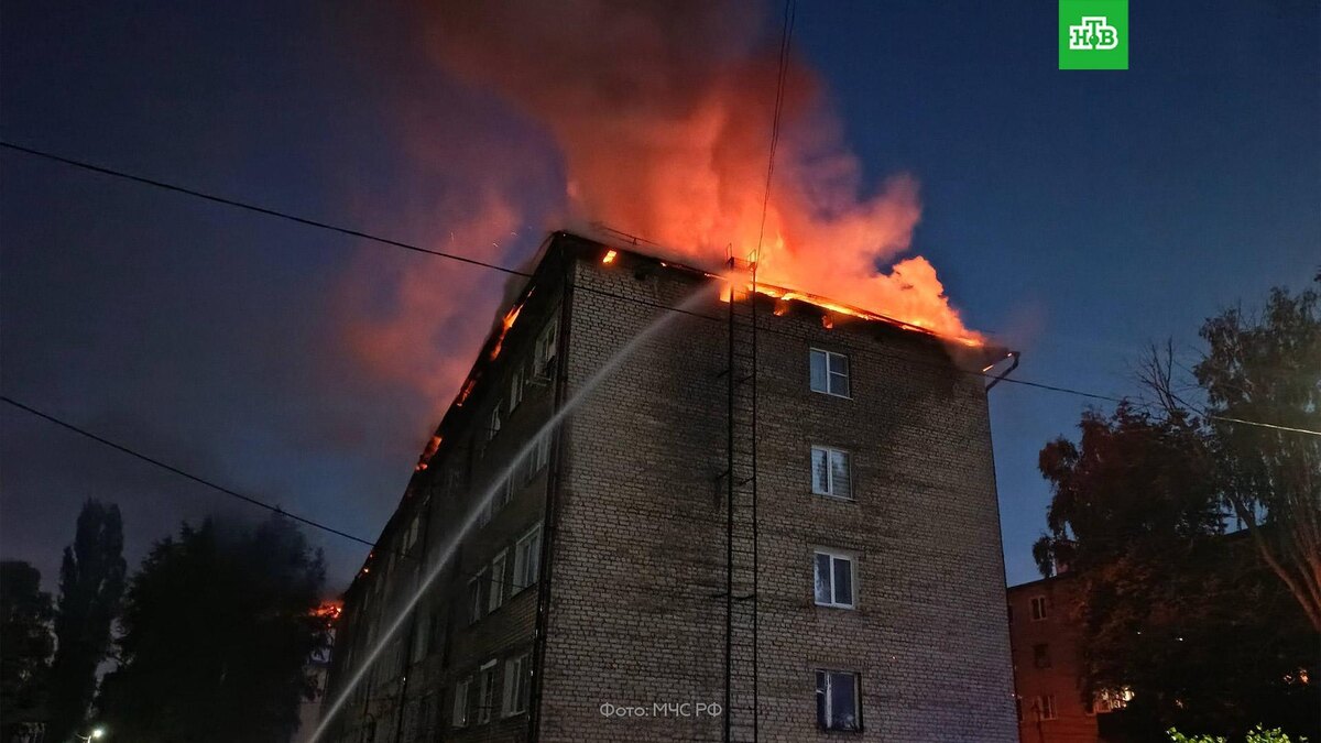    Кровля жилого дома горит на 800 «квадратах» в Ельце