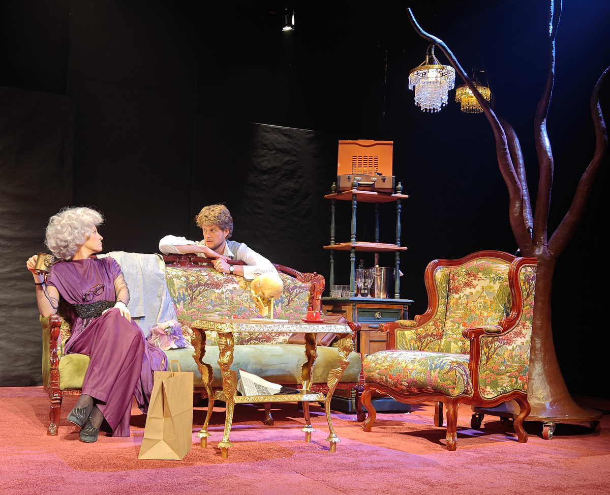 Череп на столе вносит в разговор умиротворющую нотку!